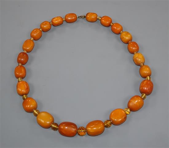 A single strand graduated amber bead necklace and loose beads, gross 96 grams, 54cm.